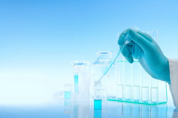 Contexto científico com vidro químico, frasco e tubos — Fotografia de Stock