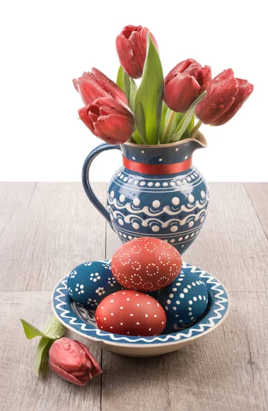 Kék Kerámia Váza Tulipán Megfelelő Lemez Festett Húsvéti Tojásokat Egy — Stock Fotó