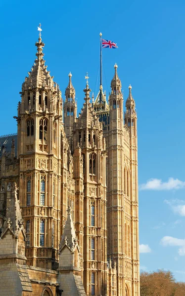 Pałac Westminster, Victoria Tower z brytyjską flagą na szczycie — Zdjęcie stockowe