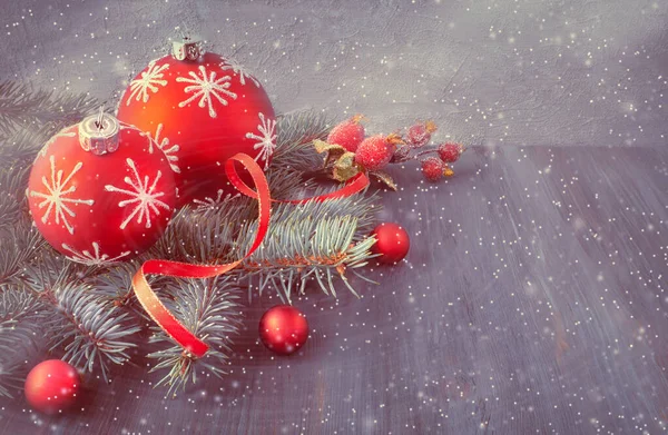 Fundo de madeira com galhos de árvore de Natal decorados com Natal — Fotografia de Stock