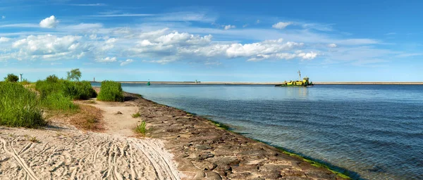 Панорамное изображение устья реки Свина в Свиноуйске, Польша — стоковое фото