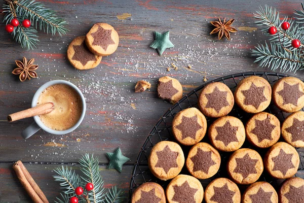 Vánoční cukroví s čokoládovým vzorem s espressem, spi — Stock fotografie