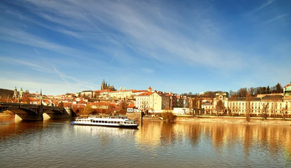 Iew on St. Vitus Cathedral and Prague Castle across Vltava river — Stock Photo, Image