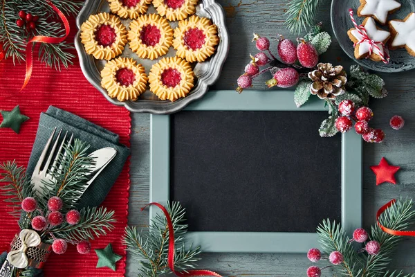 Posa piatta con decorazioni natalizie in verde e rosso con glassato ber — Foto Stock