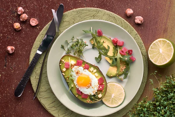 Keto Diet Dish Gebakken Avocado Boot Met Ham Blokjes Kwartel — Stockfoto