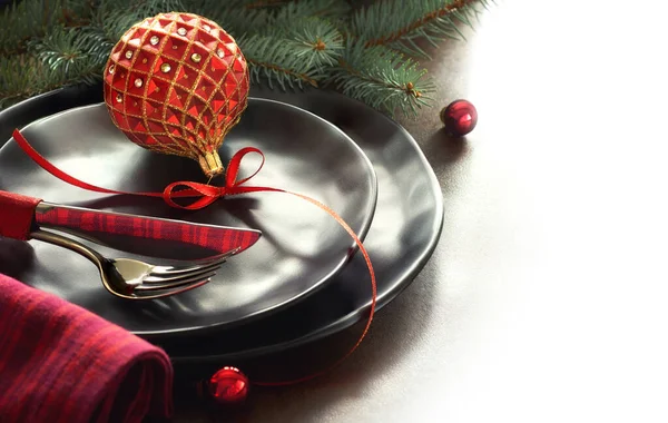 Χριστουγεννιάτικο μενού έννοια με διακοσμημένα μαύρα πιάτα και μαχαιροπίρουνα — Φωτογραφία Αρχείου