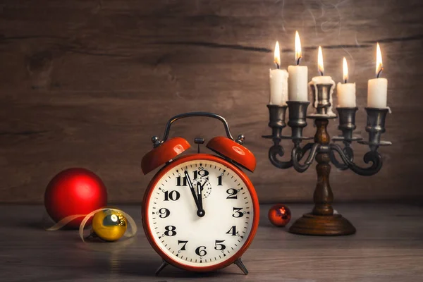 Vintage alarm clock showing five to twelve and Christmas baubles — Stock Photo, Image