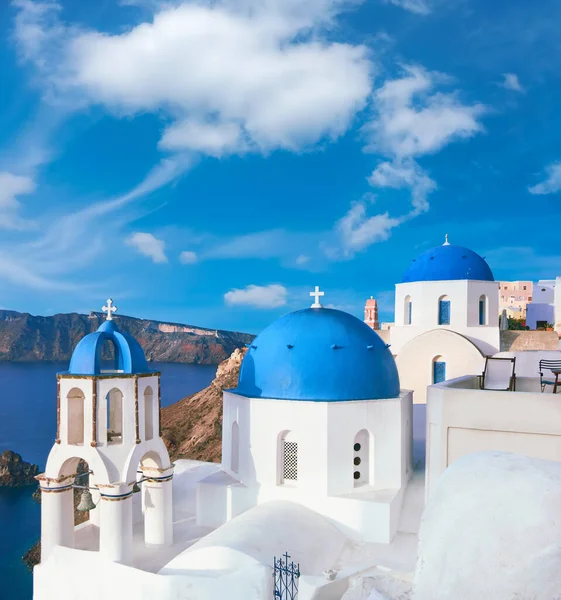 Kościół Niebieską Kopułą Miejscowości Oia Wyspa Santorini Grecja Panoramiczny Obraz — Zdjęcie stockowe