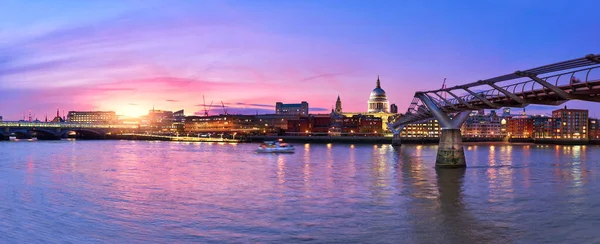Osvětlený Londýn Výhled Řeku Temži South Bank Ennbankment Směrem Millenium — Stock fotografie