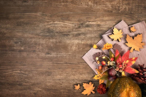 Fond en bois de chêne avec décorations d'automne, espace — Photo