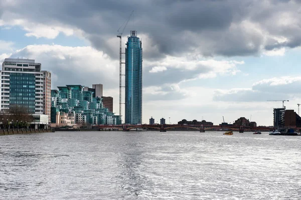 St George Wharf башта під будівництво в Лондоні — стокове фото