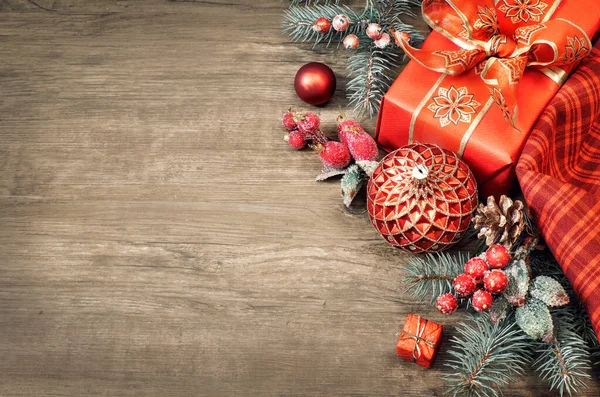 Composizione angolare con confezione regalo avvolta e decorazione natalizia — Foto Stock