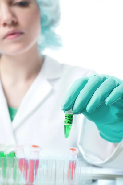 Cientista ou técnica feminina detém amostra biológica líquida — Fotografia de Stock