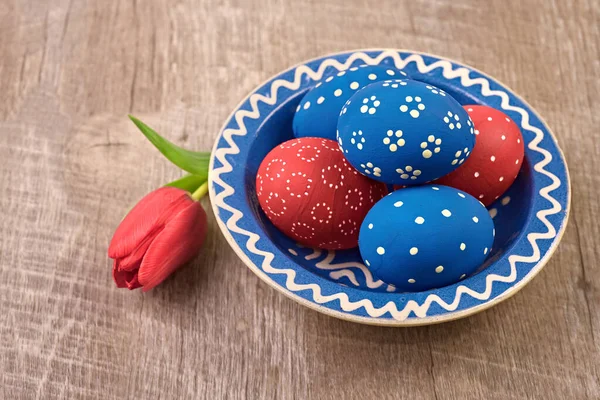 Placa Porcelana Cerâmica Azul Com Ovos Páscoa Azuis Vermelhos Flor — Fotografia de Stock