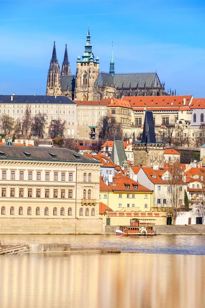 Pohled na katedrálu sv. Víta a Pražský hrad přes Vltavu — Stock fotografie