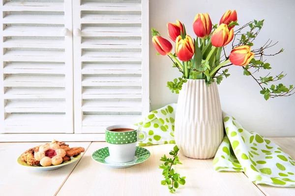 春天的贺卡设计 用红色郁金香串串 绿杯咖啡加白点和轻木饼干 — 图库照片