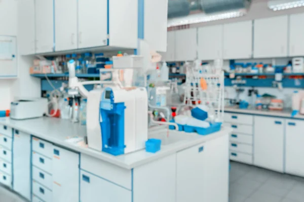 Научное образование: современный лабораторный интерьер вне фокуса — стоковое фото