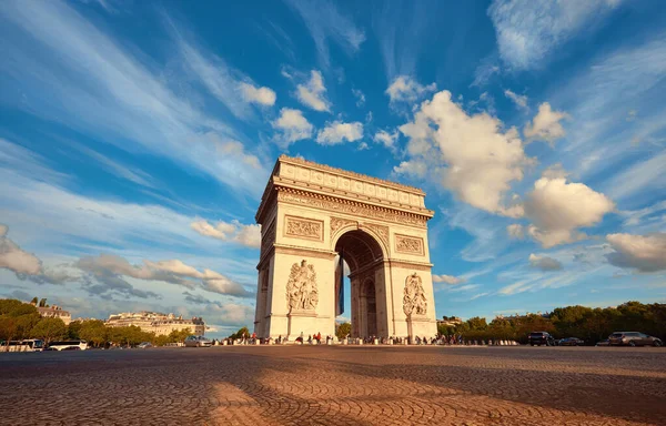 Arc de Triomphe à Paris avec de beaux nuages derrière à l'automne — Photo