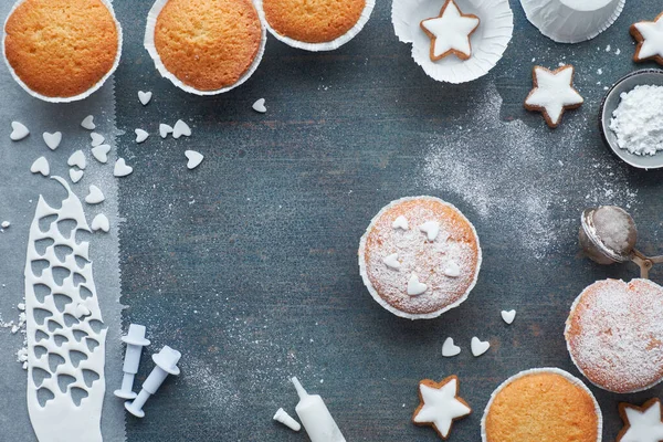 Top utsikt över bordet med socker-strös muffins, fondant icin — Stockfoto