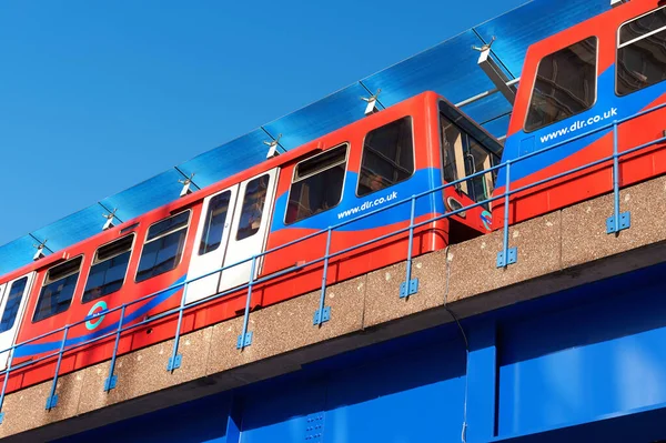 DLR trem em um dia brilhante em Londres — Fotografia de Stock
