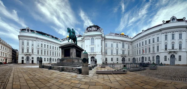 位于维也纳的奥地利国家图书馆 大楼前的皇帝约瑟夫 爱的雕像 全景色调的图像 — 图库照片