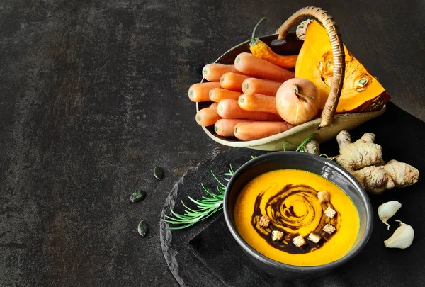 Spicy pumpkin and carrot soup with ginger, garlic, onion and chi — Stock Photo, Image