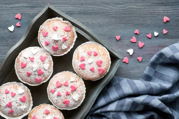 糖洒松饼与粉红色和白色的火锅结冰的心 — 图库照片