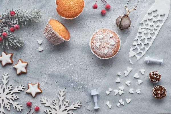 Pohled shora na stůl s cukrem posypané muffiny, hmota icin — Stock fotografie