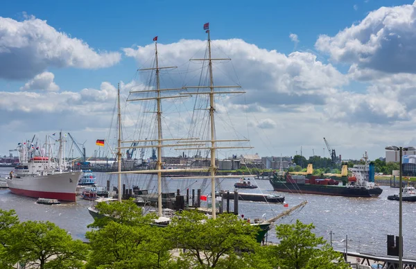 Schiffe Auf Der Elbe Einem Windigen Frühlingstag Hamburg — Stockfoto