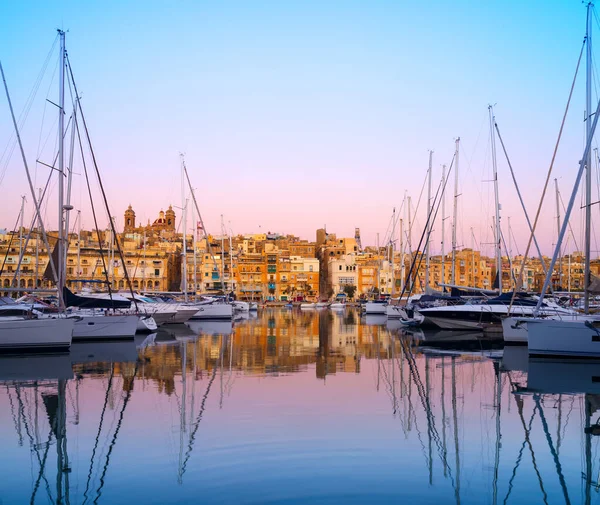 Linhas de veleiros em Senglea marina, Malta — Fotografia de Stock