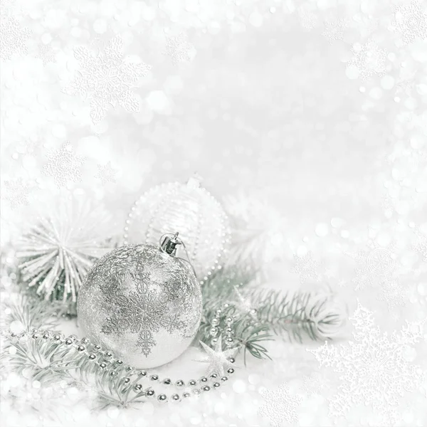 冬季背景银质圣诞装饰品 — 图库照片