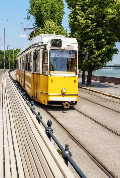 Tradicional eléctrico amarelo no centro de Budapeste — Fotografia de Stock