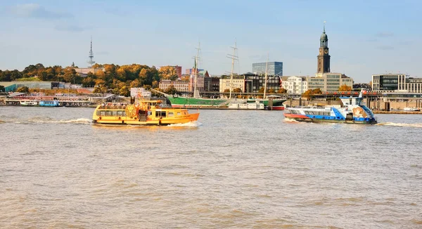 Schiff mit Touristen fährt auf der Elbe in Hamburg — Stockfoto