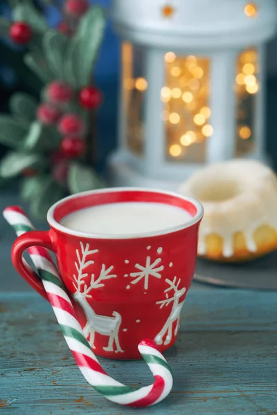 Closeup on red cup of milk with Christmas deer design, bundt cak — Stock Photo, Image