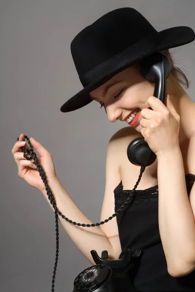 Retrato de una joven atractiva hablando en vintage bla — Foto de Stock