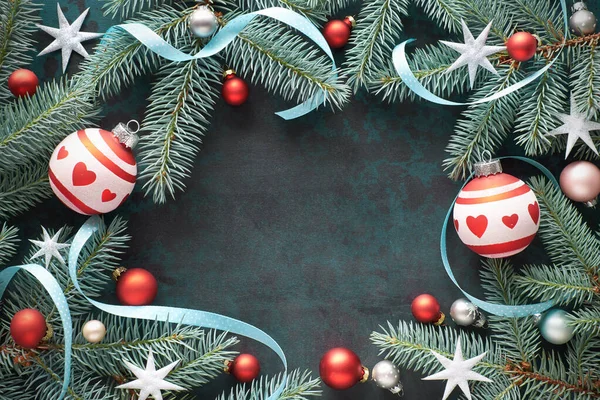 Vánoční rámeček s jedlovými větvičkami, cetky v červené a stříbrné, hvězda — Stock fotografie