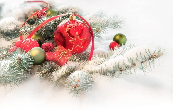 Bauble de Natal vermelho em galhos de abeto decorados na neve, legenda "Me — Fotografia de Stock