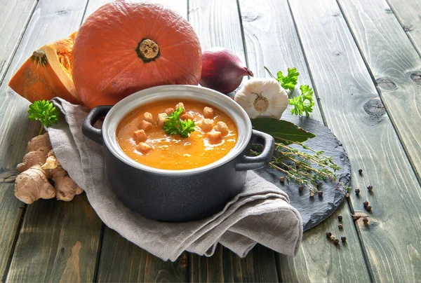 Pumpkin creme soup with garlic, red onion and ginger. — Stock Photo, Image