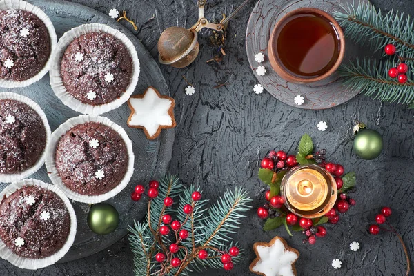 Σοκολάτα muffins, φλιτζάνι τσάι, πλέγμα τσαγιού σε γκρι ρουστίκ backgrond wi — Φωτογραφία Αρχείου