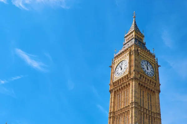 Big Ben Clock Tower i London, Storbritannien, på en ljus dag — Stockfoto