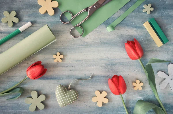 Lente vakantie achtergrond met rode tulpen, groene en gele SPRI — Stockfoto