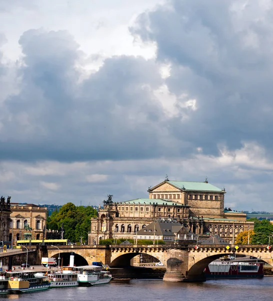 Dresden Opera Binası Dramatik Gökyüzü Altında Marien Köprüsü — Stok fotoğraf