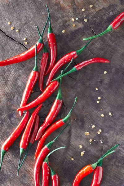 Close-up van rode hete chili pepers op rustiek hout, plat gelegd — Stockfoto