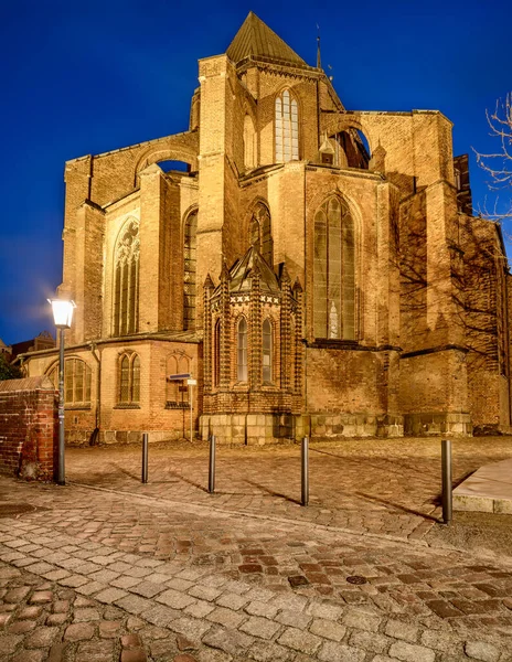 Штральзунд, церковь Святого Николая в Штральзунде ночью — стоковое фото