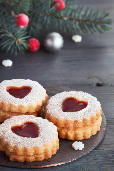 Közelkép a hagyományos karácsonyi Linzer cookie-k töltött piros — Stock Fotó