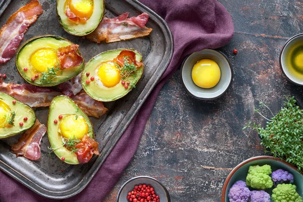 Gebakken avocado met ei en spek op een metalen bakplaat, plat la — Stockfoto