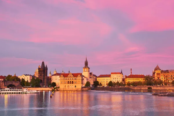 Прага, береги річки на заході сонця з віддзеркаленням — стокове фото