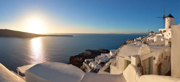 Solnedgång över Santorini ön i Grekland. Traditionell kyrka, apar — Stockfoto