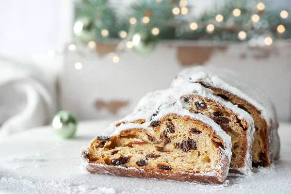 Natale stollen su sfondo bianco festivo — Foto Stock