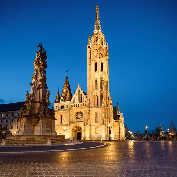 马蒂亚斯教堂和神圣的三位一体，在匈牙利首都布达佩斯的雕像 — 图库照片